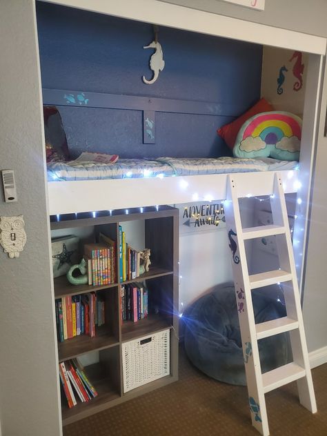 Diy Reading nook Floating Bed For Boys, Small Closet Book Nook, Diy Bunk Bed Shelf, Closet Loft Ideas, Bunk Bed Reading Nook, Closet Reading Nook Kids, Closet Bed Nook, Floating Loft, Closet Reading Nook