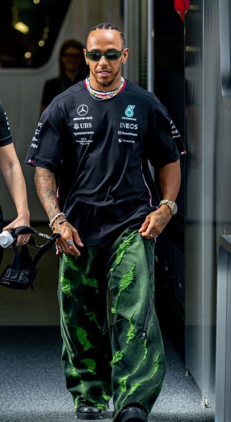 F1 Outfit Men, Lewis Hamilton Style, Lewis Hamilton Fashion, Lewis Hamilton Outfit, F1 Outfit, Mens Athletic Fashion, Dope Fashion Outfits, Hamilton Outfits, Casual Sporty Outfits