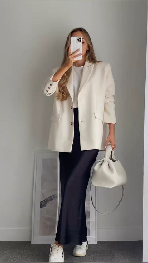 Synagogue Outfit, Female Office Outfits, Modest Work Outfits, Satin Skirt Outfit, Street Style Outfits Casual, Old Money Fashion, Female Office, Money Fashion, Modesty Outfits