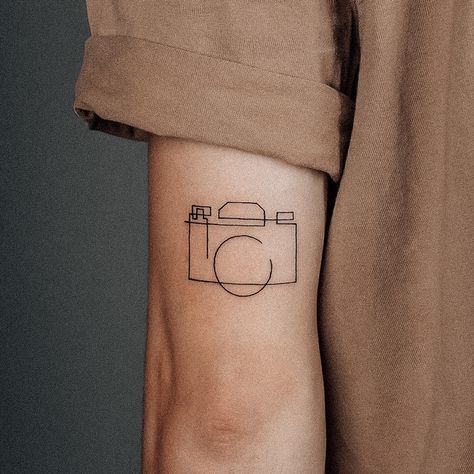 Tattoos For Filmmakers, Small Tattoos Photography, Photography Related Tattoos, Small Photography Tattoos, Dainty Camera Tattoo, Minimalist Photography Tattoo, Camera Line Art Tattoo, Photographer Tattoo Ideas For Men, Photography Tatoos Ideas