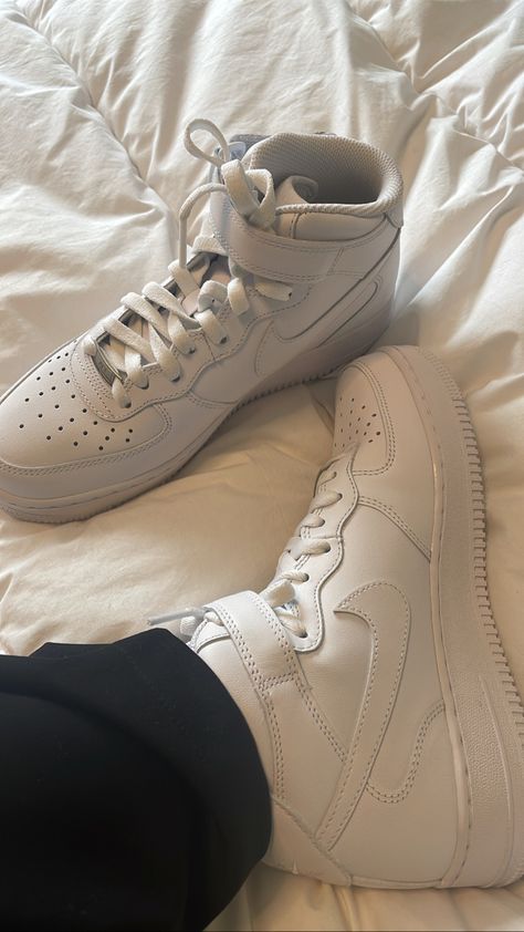 White Air Force Outfit, Af1 High Tops, Air Force Outfit, White Air Forces, White Nike Shoes, Slouch Socks, Nike High Tops, Jordan Shoes Retro, Sneakers Collection