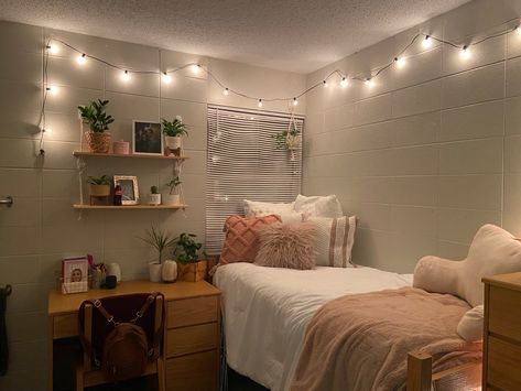 Dorm Room Ideas Men, Dorm Room Ideas Brown, Pink Boho Dorm Room, Dorm Room Single, Dorm Room Lofted Bed, College Manifestations, Dorm Things, Single Dorm Room, Modern Dorm Room