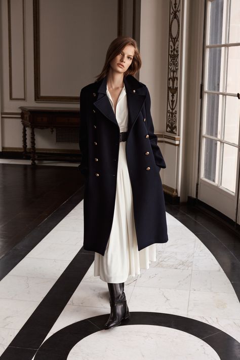 #RLIconicStyle: Inspired by Ralph Lauren’s personal way of dressing Ralph Lauren Style Women, Mantel Styling, Mantel Outfit, Ralph Lauren Looks, Preppy Mode, Winter Mode Outfits, Ralph Lauren Womens Clothing, Mode Editorials, Ralph Lauren Style