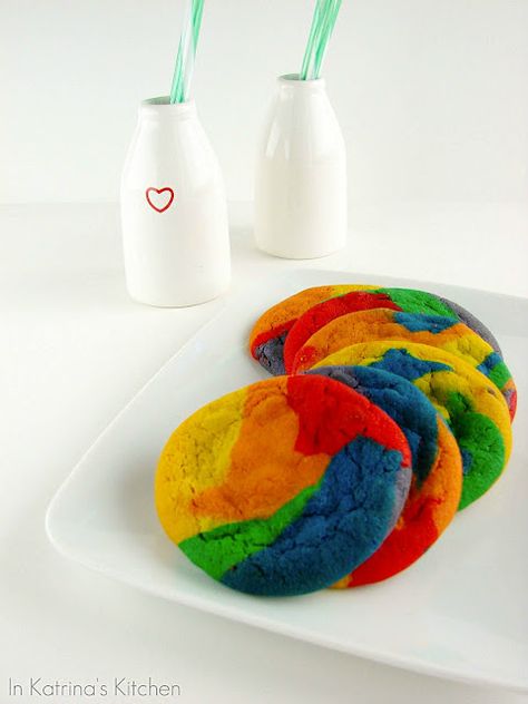 I'd use my own cookie recipe for this, as I'm not a fan of shortening for chocolate chip cookies (I fall on the side of chewy cookies, rather than crispy) but kids would love this. In pastel shades, it would be perfect for Easter. Rainbow Swirl Cake, Woodstock Party, Rainbow Recipes, Rainbow Chocolate, Rainbow Kitchen, Rainbow Treats, Flooding Cookies, Miami Party, Pin Head