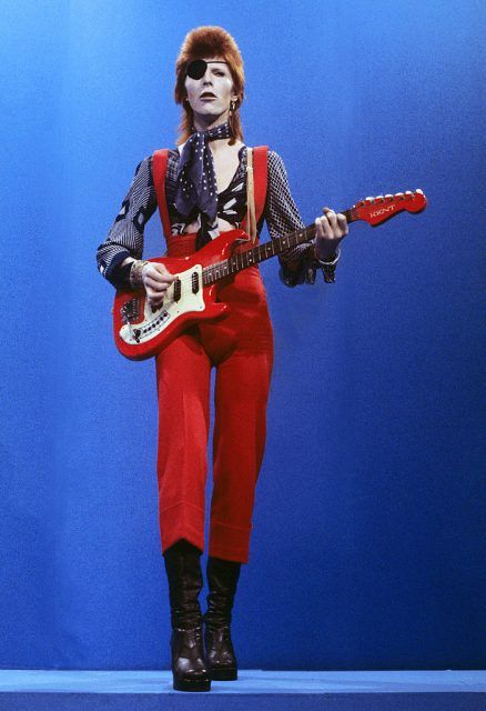 David Bowie Costume, David Bowie Fashion, David Bowie Ziggy, Outfit Essentials, Legendary Singers, Ziggy Stardust, Hijab Fashion Inspiration, Amy Winehouse, Christian Lacroix