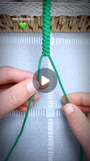 Maca Bisuteria Artesanal | Joyería | Pulseras | Accesorios on Instagram: "Que te pareció este tutorial?💚✨  Comenta SERPIENTE si ya has hecho pulseras usando este nudo🙌🏼  #tutorial #pulseras #macrame #colombia" Macrame With Two Cords, Macrame Knots Pattern Tutorials, Trick Roping, Leather Macrame, Macrame Jewelry Tutorial, Macrame Bracelet Tutorial, Macrame Knots Pattern, Bracelets Ideas, Macrame Knots