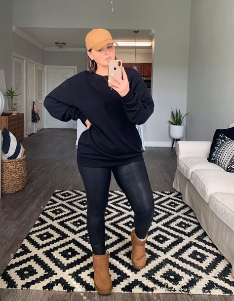 Boston Mini Boots, Ugg’s Mini Outfit, Ugg Markstrum Boots Outfit, Women Ugg Boots Outfit, Ugh Boots Outfit 2022, Ugg Mini Boots Outfit Plus Size, Ugg Plus Size Outfit, Styling Short Ugg Boots, Ugg Mini 2 Outfit