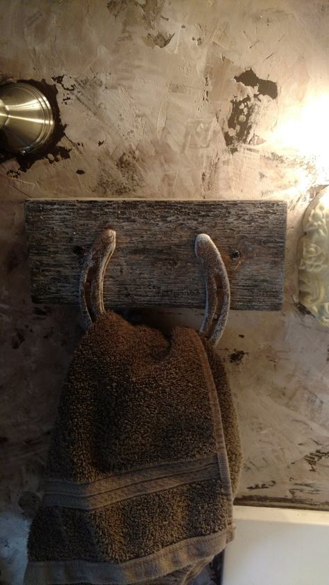 Country Western Decor, Primitive Bathrooms, Horseshoe Projects, Horseshoe Decor, Horseshoe Crafts, Equestrian Decor, Horseshoe Art, Hand Towel Holder, Rustic Bathrooms