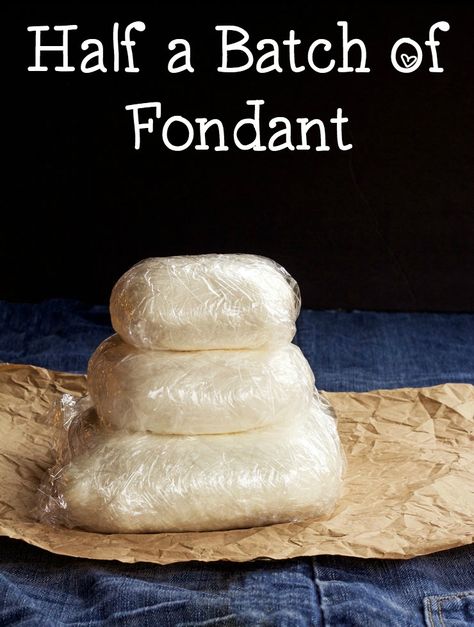 Easy Fondant Recipe- Want to make half a batch of Marshmallow Fondant? Here is the recipe you have been looking for www.thebearfootbaker.com Easy Fondant Recipe, Marshmallow Fondant Recipe, Homemade Fondant, Pastas Recipes, How To Make Marshmallows, Pig Stuff, Fondant Recipe, Marshmallow Fondant, Cake Making