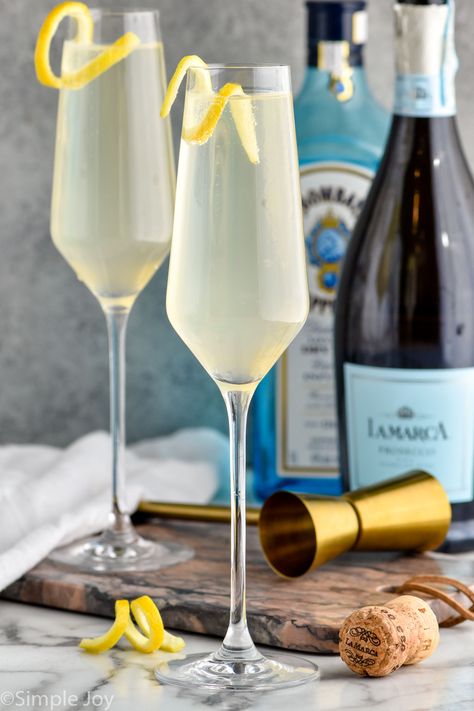 French 75 Aesthetic, French 75 Recipe, Cosmopolitan Cocktail Recipes, French 75 Cocktail, Yogurt Pancakes, Gin Recipes, Sour Foods, French 75, Bbq Sauce Recipe