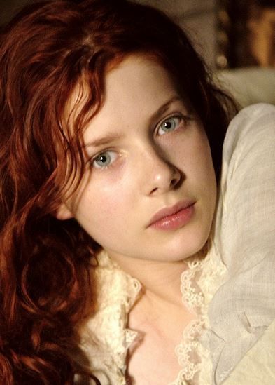 Previous pinner said: brianna fraser / bree-anuh. 1760s. rachel hurd wood really looks like Caitriona through the nose and mouth and Sam through the eyes and bridge of the nose. tall. wonderful actress. sky blue eyes, ethereal quality. Brianna Randall, Rachel Hurd Wood, Skin Photography, Red Hair Freckles, French Twist Hair, Beautiful Red Hair, Super Hair, Redhead Beauty, Foto Poses