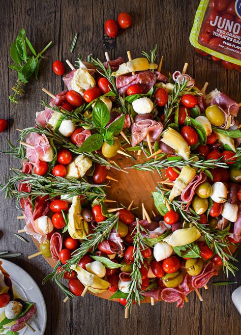 25 Thanksgiving and Christmas Charcuterie Board Ideas for a Party - Top Moms Ideas Christmas Potluck Dishes, Wreath Appetizer, Antipasto Wreath, Antipasto Skewers, Appetizers Christmas, Christmas Salads, Festive Appetizers, Red Grape, Jar Kitchen