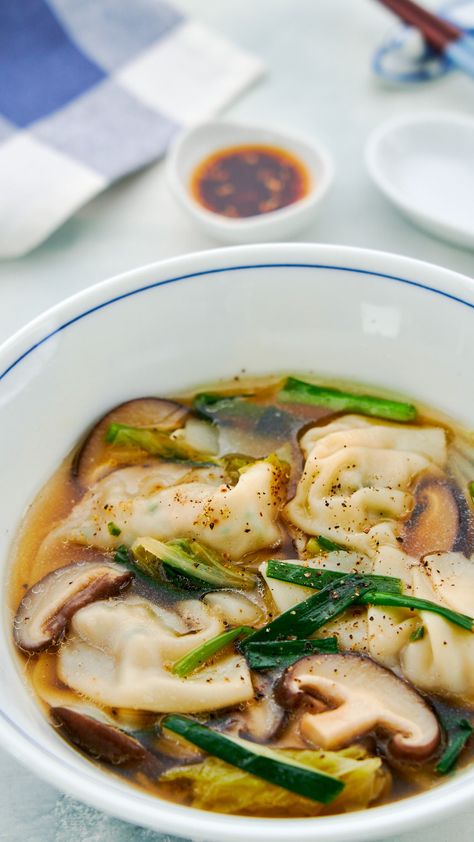 With slippery, garlicky Japanese dumplings in a comforting dashi broth with mushrooms and veggies, this gyoza soup is the perfect way to warm up on a chilly day. Gyoza Soup Recipe, Gyoza Soup, Soup Japanese, Japanese Gyoza, Japanese Dumplings, Dashi Broth, Dumpling Soup, Japanese Soup, Dumplings For Soup