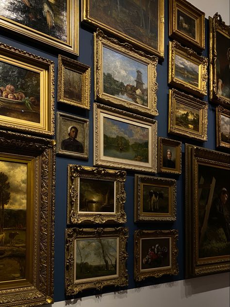 Art wall at a museum Museum Style Home, Room With Paintings On Wall, Old Art Museum, European Museum Aesthetic, Art Collector Aesthetic, Art Gallery Wall Museum, Museum Paintings Aesthetic, V&a Museum, Art Curator Aesthetic