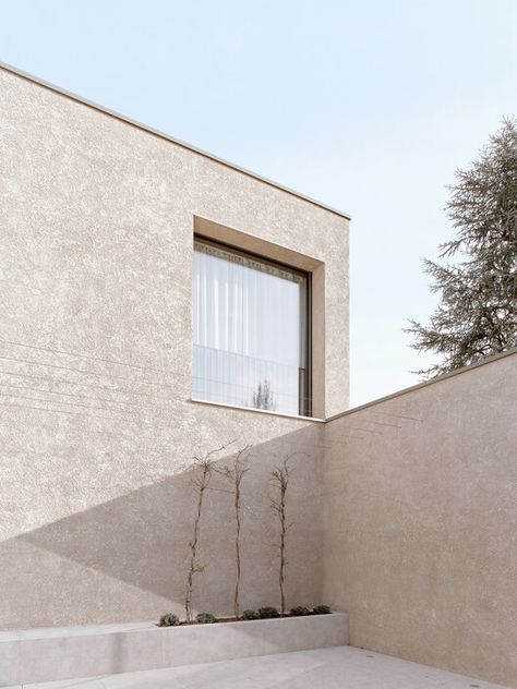 Gallery of House LC / studioforma - 11 Plaster House, Rendered Houses, Cement Render, Concrete Facade, Stucco Exterior, Sand Textures, Concrete House, Brick Facade, Building Exterior