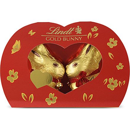 LINDT Kissing Gold Bunny chocolate 100g Bunnies Kissing, Lindt Bunny, Lindt Easter, Bunny Chocolate, Chocolate Bunnies, Lindt Chocolate, Chocolate Bunny, Easter Ideas, Luxury Gifts