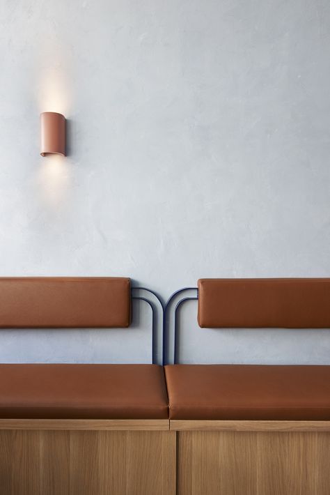 Bauhaus Interior, Banquet Seating, Restaurant Seating, Booth Seating, Interior Minimalista, Design Blogs, Banquette Seating, Decoration Inspiration, Hospitality Design