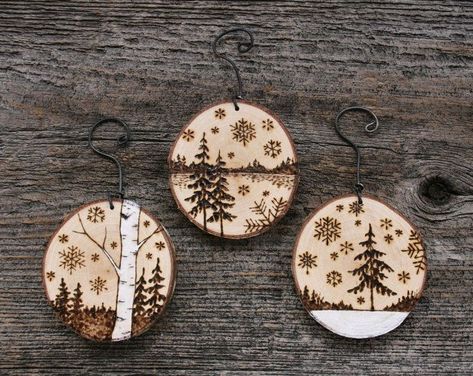 Birch Tree Crafts, Tree Wood Burning, Painting Christmas Ornaments, Wood Burned Ornaments, Wooden Christmas Decorations, Wood Slice Art, Wood Burning Crafts, Painted Christmas Ornaments, Wood Burning Patterns