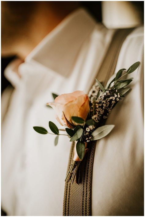 Boutineer Ideas Fall Wedding, Boutonniere Fall Wedding, Men’s Boutineer, Boutinneres Wedding, Boutineers Wedding Groomsmen, Fall Boutineer Ideas, Bouteneire Groom, Fall Wedding Boutineers, Fall Boutineer