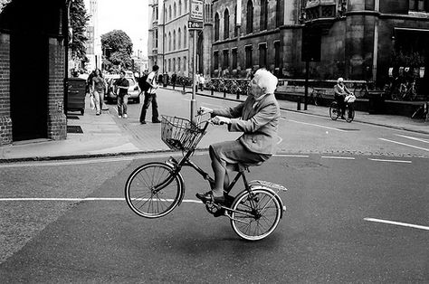 Bicycle Mont Fuji, Riding A Bike, I Want To Ride My Bicycle, Old Woman, Foto Art, Old People, Black White Photos, Old Man, Growing Old