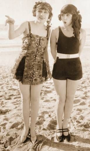 PHOTO - FOR ARCADE CARD - TWO WOMEN IN BATHING SUITS ON BEACH - ONE POINTING - 1920s Style Année 20, Vintage Bathing Suits, 1920's Fashion, Vintage Swim, 20s Fashion, Vintage Swimwear, Roaring 20's, Jazz Age, Roaring Twenties