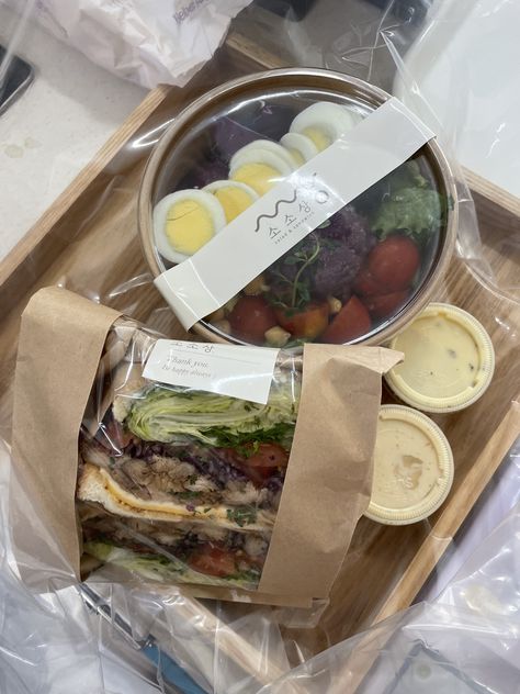 sandwich bowl salad bowl egg healthy tomato kale lunch dinner plate minimalistic aesthetic korean cafe grocery japnese asian Korean Packed Lunch Aesthetic, Korean Sandwich Packaging, Sandwich Packaging Ideas, Aesthetic Korean Cafe, Sandwich Aesthetic, Dior Cafe, Sandwich Packaging, Bake Sale Packaging, Brunch Bar