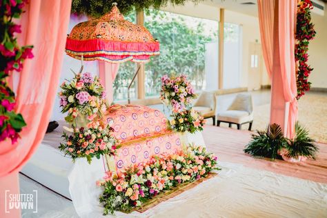 Stunning Delhi Wedding Straight Out Of A Pinterest Board Akhand Path Decoration Ideas, Wooden Mandap Decor, Mandap Entry Decoration, Bedi Mandap Decoration, Acrylic Mandap Decor, Floral Chaddar Bride Entry, Wedding Thanks, Delhi Wedding, Wedding Stage Design