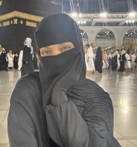 Saudi Arabia Aesthetic, Arabia Aesthetic, Fajr Salah, Salah Islam, Medina Saudi Arabia, The Kaaba, Beautiful London, Niqab, Follow Me