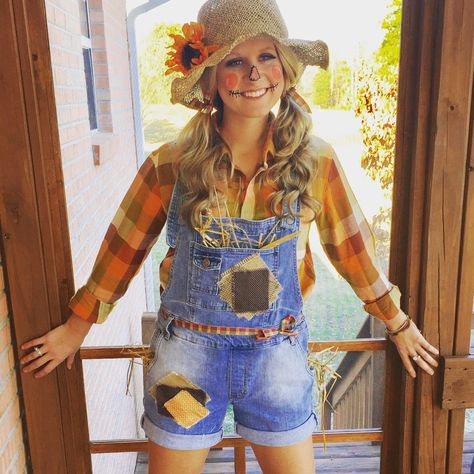 Women’s Scarecrow Diy, Diy Cute Scarecrow Costume, Pumpkin Farmer Costume, Scare Crow Halloween Costumes Diy, Farmgirl Costume, Teen Scarecrow Costume, Cute Scarecrow Ideas, Sunflower Scarecrow Costume, Adult Scarecrow Costume Woman Diy