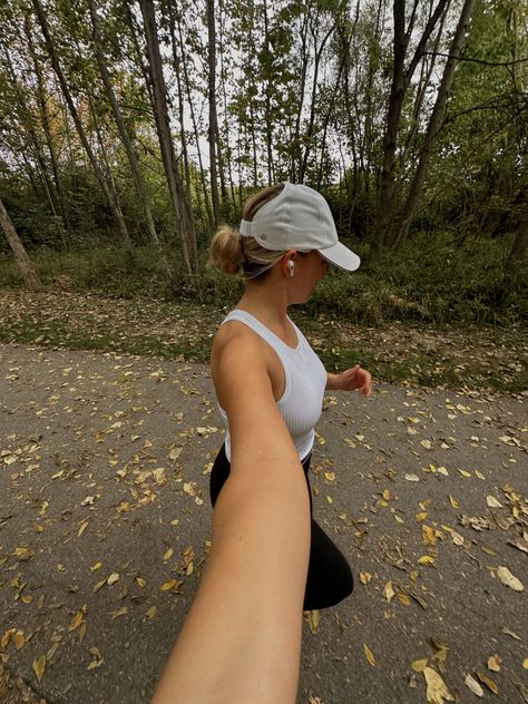 running pics, running selfie inspo, fall runs, outdoor run, fall leaves aesthetic Aesthetic Running Photos, Running Selfie Ideas, Running Girl Era, Runner Aesthetic Girl, Aesthetic Running Pictures, Running Aesthetic Fitness, Fall Running Outfit, Exercise Pose, Run Selfie