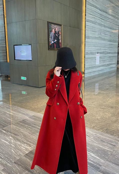 Red Coat Outfit, Red Overcoat, Winter Red, Photo Pose Style, Classy Casual Outfits, Classic Coats, Classy Casual, Red Coat, Coat Outfits