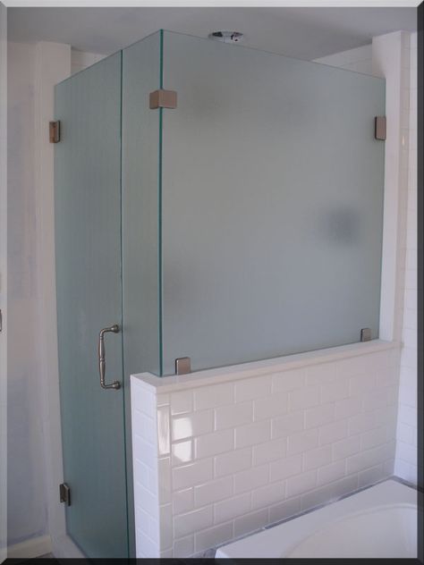 frosted frameless glass shower Glass Showers, Glass Shower Wall, Shower Glass, Room Mirror, Bathroom Diy, Bathroom Shower Tile, Bathroom Tub, Shower Surround, Upstairs Bathrooms