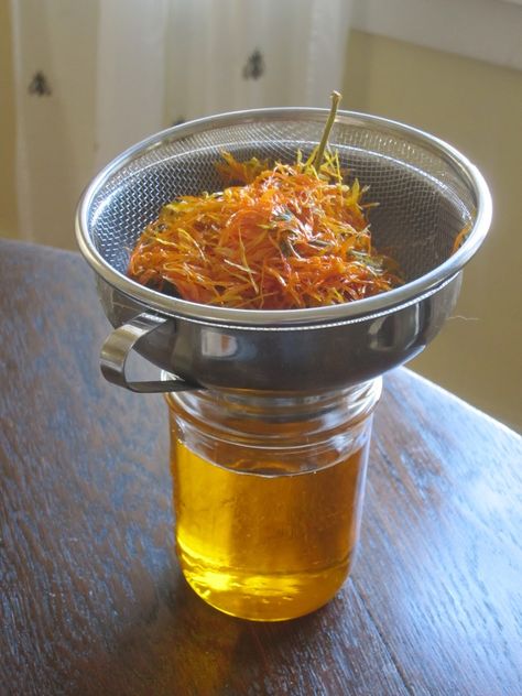 Calendula Oil Infusion Remedy- and how to create other medicinal oil infusions… Medicinal Oils, Oil Infusion, Healing Recipes, Calendula Oil, Herbal Tinctures, Herbal Recipes, Herbal Healing, Herbal Oil, Homemade Remedies