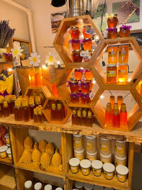 Honey Stick Display, Honey House Design, Honey Sales Display, Honey Display Stand, Honey Farmers Market Display, Honey Booth Display Ideas, Honey Display Ideas, Honey Shop Design Ideas, Honey Shop Design