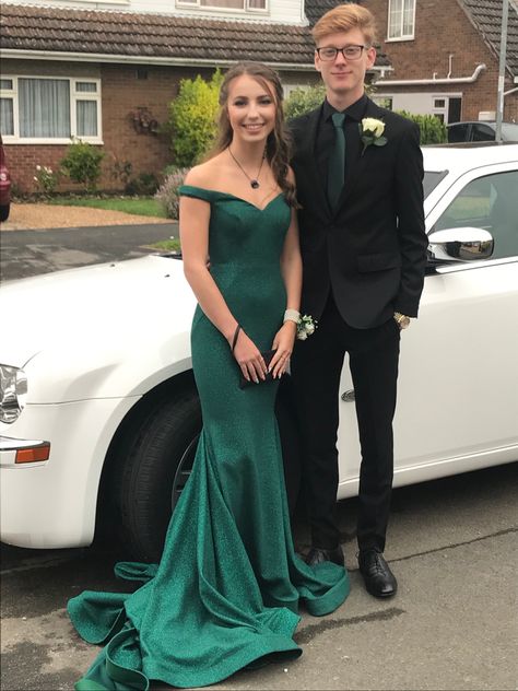 Green Dress Matching Couple, Prom Matching Couples, Green Prom Dress Couple, Prom Matching Couples Outfits, Prom Colors For Couples, Green Prom Couple, Formal Graduation Dress, Prom Couples Outfits, Couple Prom