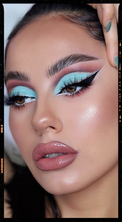 Blue makeup inspired by princess Jasmine from disney - Makeup Looks - Eye Makeup Creative Eye Makeup Art, Princess Jasmine Makeup, Jasmine Makeup, Tool Eye, Day Eye Makeup, Makeup Ojos, Rhinestone Makeup, Couture Makeup, Makeup Inspired