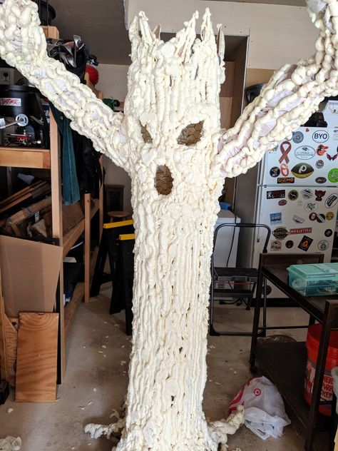 Diy Halloween Tree, Creepy Tree, Cheap Diy Halloween Decorations, Scary Halloween Decorations Diy, Halloween Outside, Halloween Props Diy, Creepy Halloween Decorations, Halloween Creepy, Halloween Tree