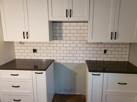 White Tiles With Black Grout Kitchen, Black Grout Kitchen, Backsplash With Black Grout, Grey Tile Grout, White Tiles Grey Grout, White Subway Tiles Kitchen Backsplash, Charcoal Grout, Kitchen Black Counter, White Subway Tile Kitchen