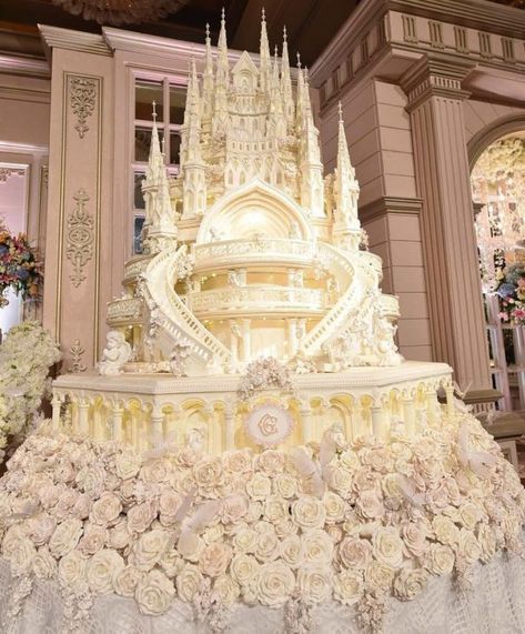 crazy exquisite wedding cakes made by human Huge Wedding Cakes, Castle Wedding Cake, Large Wedding Cakes, Extreme Cakes, Tall Wedding Cakes, Fancy Wedding Cakes, Extravagant Wedding Cakes, Huge Cake, Wedding Cake Images