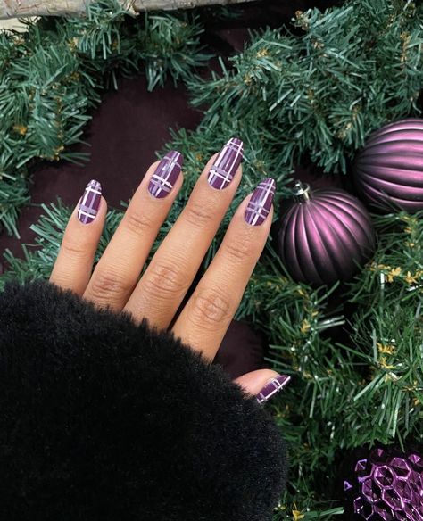 27. Purple Plaid with White Accents Plaid Christmas Nails, Plaid Nail Designs, Plaid Nail Art, Football Nails, Christmas Nail Art Ideas, Bee Nails, Red Nails Glitter, Holiday Nails Winter, Female Hands