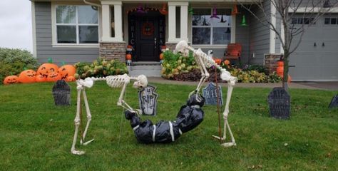 60+ Skeleton Halloween Decoration Ideas for Outdoors Skeleton Yard Display Ideas, Skeleton Yard Ideas For Halloween, Skeleton Lawn Ideas, Poseable Skeleton Ideas Outdoor, Front Yard Skeleton Ideas, Halloween Skeletons Yard, 12 Ft Skeleton Ideas Halloween, Skeleton Outdoor Decorations, Halloween Decorations Outdoor Funny