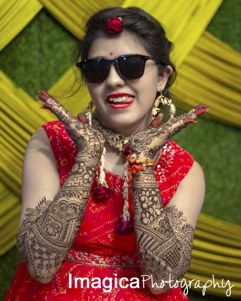 beautiful bride Mehdi Pose For Bride, Bride Mehndi Poses, Mehndi Closeup, Mehandi Poses For Bride, Mehandi Poses Photography, Singal Dulhan Pose, Mehndi Poses For Bride, Mehandi Poses, Mehndi Dulhan