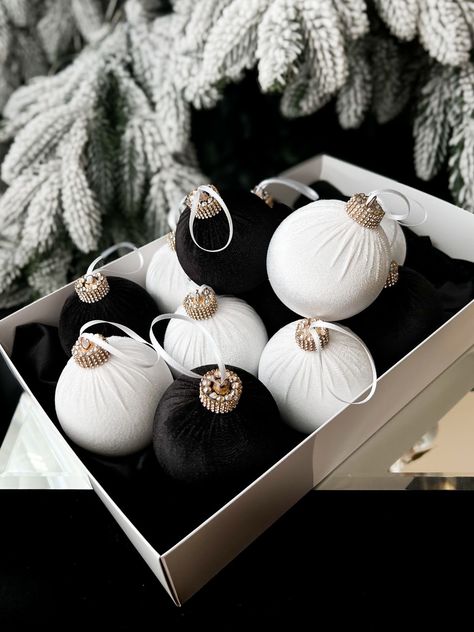 Black Velvet Christmas Ornaments, Black And White Christmas Decor Tree, Black And White Christmas Tree Ornaments, Black Velvet Christmas Decor, White And Black Christmas Decor, Black And Green Christmas Decor, Velvet Christmas Decor, Black And White Christmas Ornaments, Black White And Gold Christmas