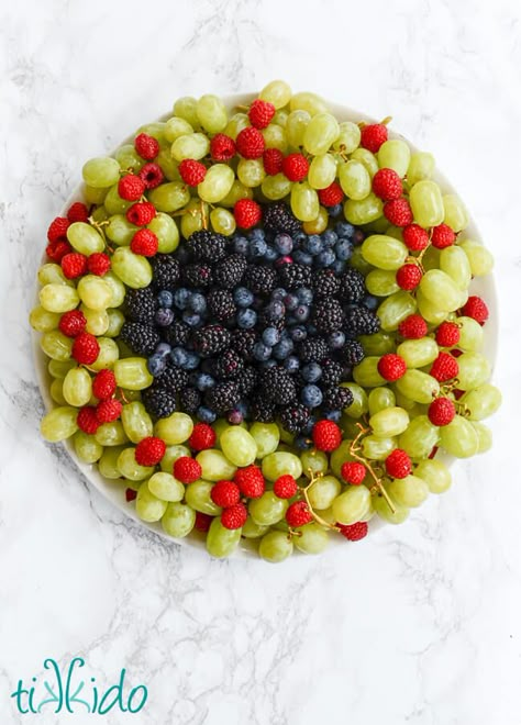 Christmas Fruit Tray Christmas Cheese And Fruit Tray, Wreath Fruit Tray, Christmas Fruit Tray Ideas, Fruit Tray Christmas, Christmas Fruit Tray, Christmas Charcuterie Wreath, Christmas Veggie, Charcuterie Wreath, Christmas Charcuterie Board Ideas