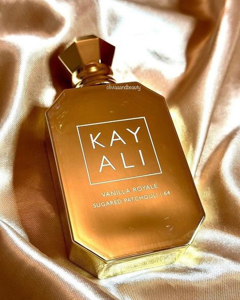 Olivia and Beauty on Instagram: "#gifted Introducing @kayali newest and 11th juice - Vanilla Royale Sugared Patchouli | 64 👑 The opening of Vanilla Royale is very rich with the vanilla orchid blended beautifully with the creamy jasmine. The golden rum definitely stands out to me and brings a hint of sweetness to this juice - making it super intoxicating. At the heart of this fragrance there is a literal gourmand heaven with the Vanilla Infusion, Vanilla Surabsolute, Tonka Bean Accord and Crème Kayali Vanilla Royale, Kayali Vanilla Royale Sugared Patchouli, Kay Ali, Juice Making, Vanilla Perfume, Vanilla Orchid, Body Smells, Perfume Fragrance, Best Perfume