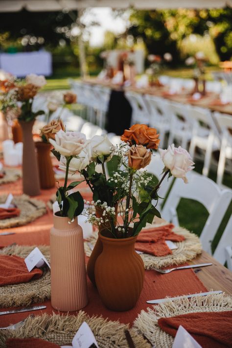 📸 Tina @peppermintstudiosbaby Engagement Party Ideas Mexican Theme, Fiesta Theme Party Neutral, Barro Theme Wedding, Diy Mexican Wedding Decorations, Hacienda Centerpieces, Mexican Boho Party, Classy Mexican Party, Cielito Lindo Wedding, Small Mexican Wedding Ideas