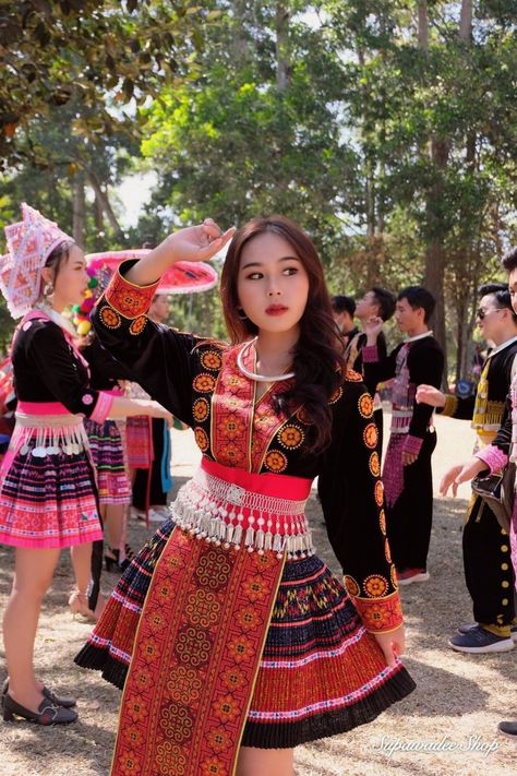 Hmong Clothes Photoshoot, Hmong Traditional Clothing, Hmong Dress, Hmong Outfit, Hmong Wedding, Hmong Clothing, Victorian Anime, Hmong Culture, Hmong Fashion