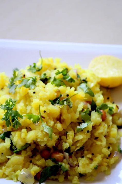 Aloo Poha Recipe, Batata Poha - Yummy Indian Kitchen Poha Breakfast, Potato Party, Maharashtrian Food, Veg Recipes Of India, Poha Recipe, Indian Appetizers, Snacks Dishes, Indian Breakfast, Breakfast Dinner