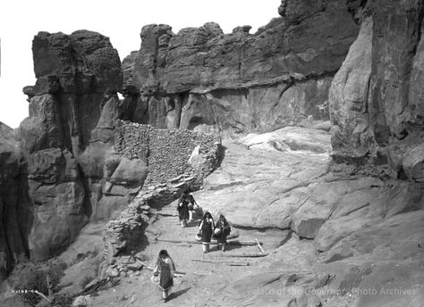 Acoma Pueblo women walking to water well, Acoma, NM. Circa 1915. Photo by Edward S Curtis. #acoma #acomapueblo #acomanm #acomapueblonewmexico #newmexico #oldnewmexico Edward S Curtis, Pottery Vessels, Native Beauty, Acoma Pueblo, Edward Curtis, Historic Photos, Land Of Enchantment, Indian History, American Woman