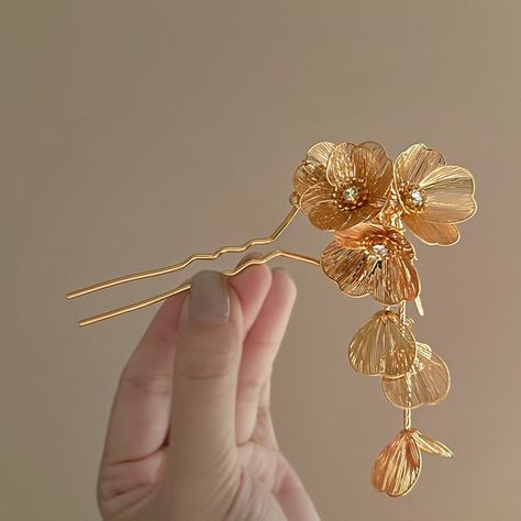 Add a touch of elegance and tradition to your bridal look with our Golden Flower Petals Hair Pin. This exquisite accessory is designed to complement the beauty and grace of a Chinese bride, perfect for weddings and other special occasions. Fancy Hair Pins, Gold Flower Hair Pin, Gold Japanese Aesthetic, Elegant Hair Accessories, Golden Hair Accessories, Chinese Hair Pins, Golden Accessories, Chinese Bride, Anting Manik